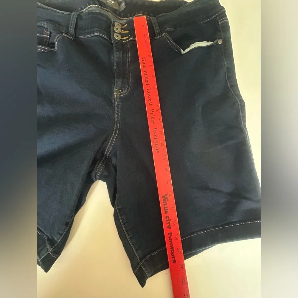 Torrid Jean Shorts Size 26 Plus Distressed‎ Stretch Denim Zip 3 Button Closure